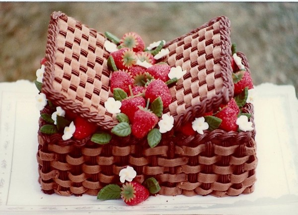 strawberry basket cake