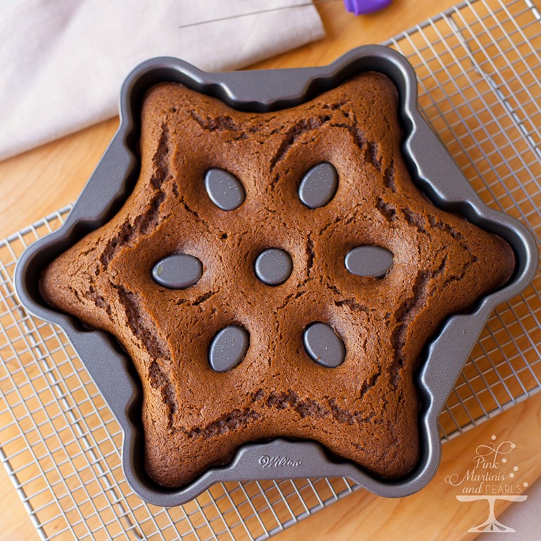 Snowflake Gingerbread Cake with a Cocoa Trimming Kit